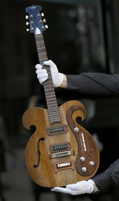 Έναντι 408.000 δολαρίων πωλήθηκε η κιθάρα των Beatles